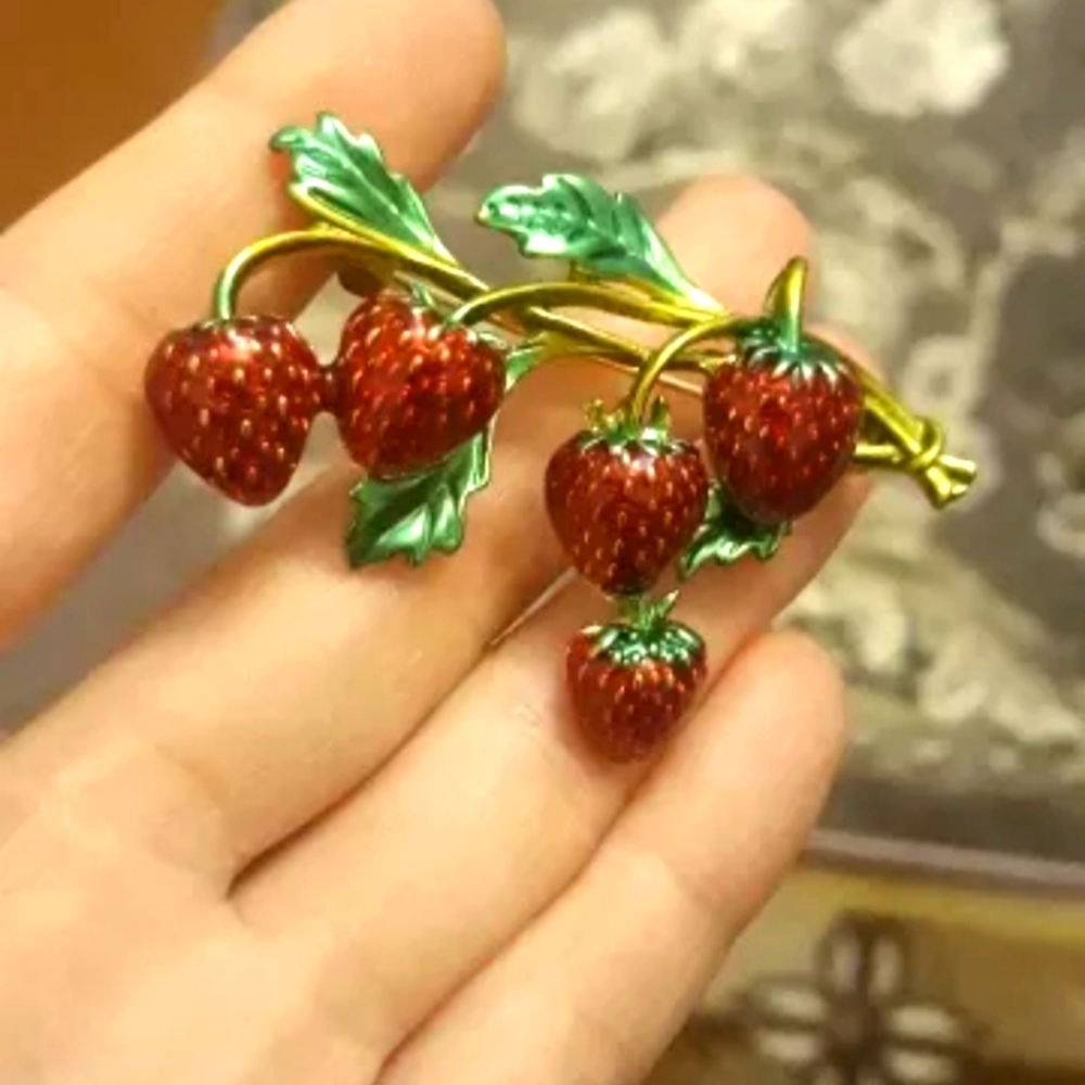 ❤️ Enameled Strawberries brooch. NWT - Picture 6 of 9